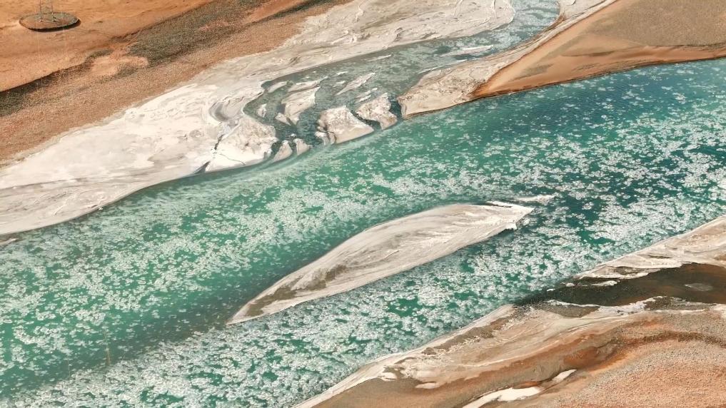 青海曲麻萊：“流動(dòng)冰景”解鎖高原冬日限定浪漫